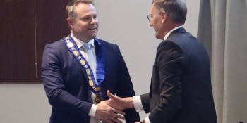 Lewers handshake wth Theelen 2 