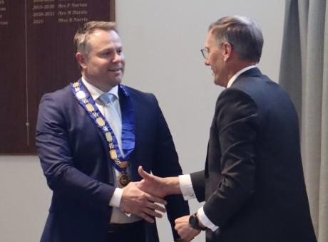 Lewers handshake wth Theelen 2 