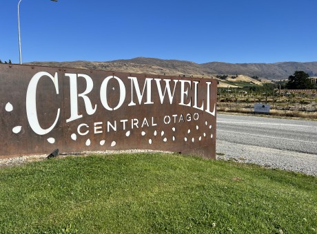 Cromwell big fruit sign 2 2024