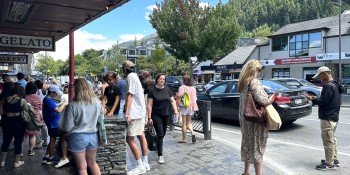 queenstown fergburger tourists