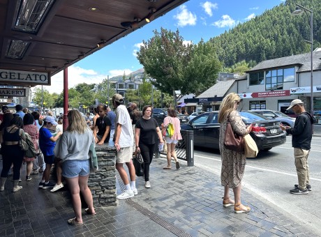 queenstown fergburger tourists